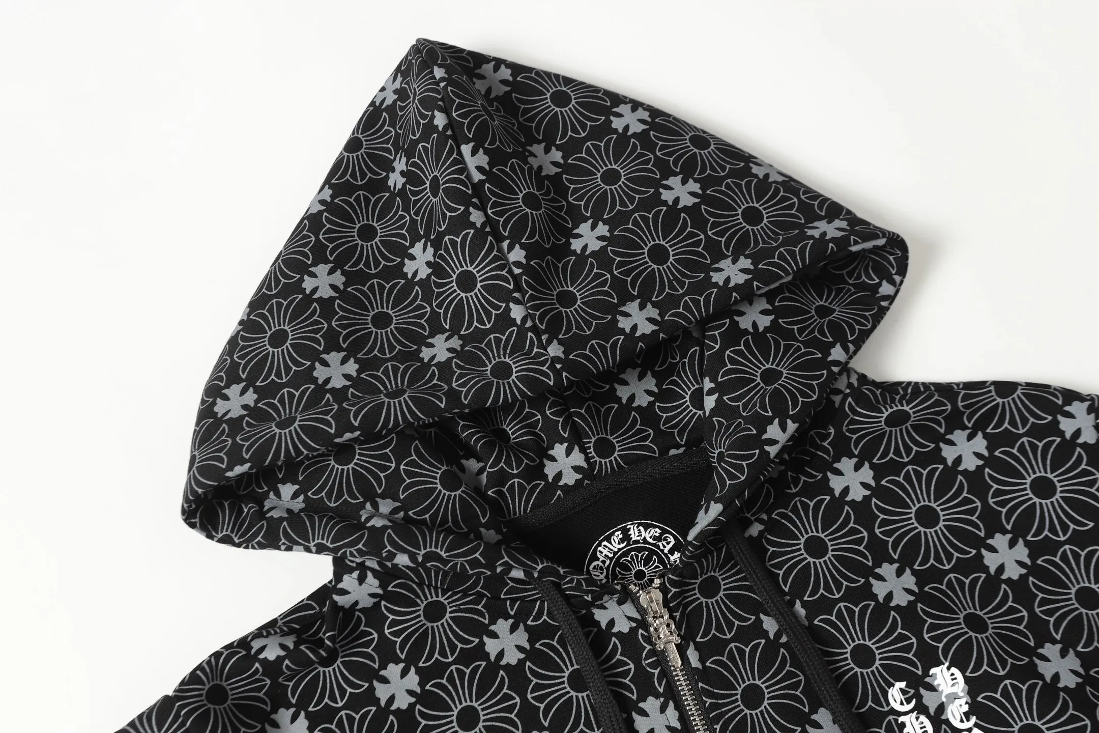 P300 cross-border model, please do not place an order if you are pursuing quality - Chrome Hearts/Chrome Hearts Sanskrit Dark Pattern Horseshoe Sanskrit Cross ✝️ Printed Zipper Sweater Cardigan Jacket - High weight, high density and high quality. The wool is soft, delicate and skin-friendly. It feels soft and silky. It has excellent warmth and skin-friendly properties. - Custom-woven and custom-dyed, no color difference. No matter the fabric or workmanship details, it beats the ordinary version on the market. - Hardware zipper accessories are all customized and full of details. -Colour: Black White Blue -Size: S M L XL